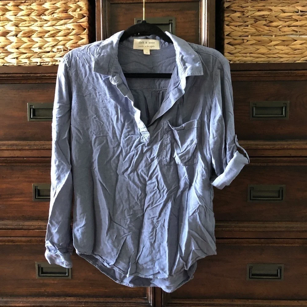 Cloth & Stone chambray roll tab sleeve v-neck blouse in size M